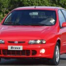 fiat brava vermelho na estrada