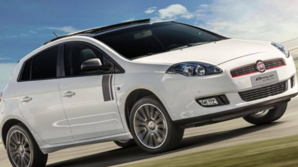 fiat bravo branco em movimento 