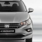 Fiat Cronos prata parado de frente.