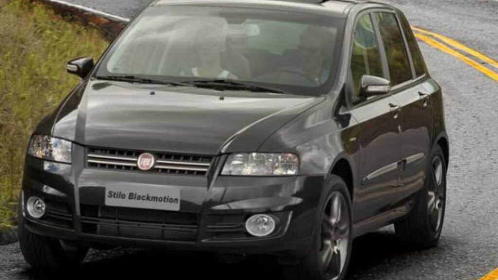fiat stilo preto com teto solar