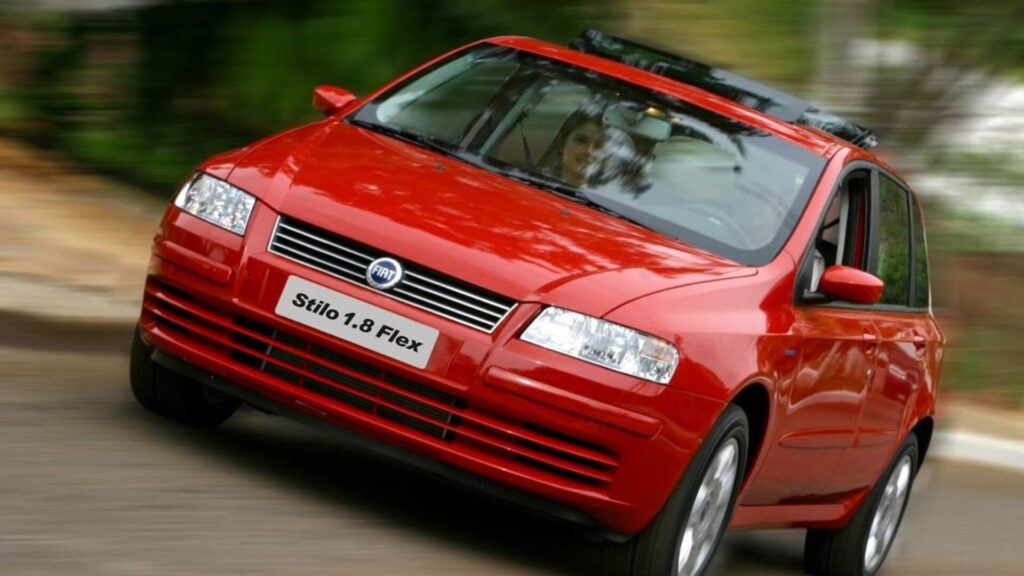 fiat stilo vermelho 1.8 flex na estrada