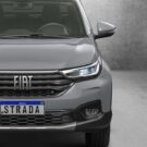 Fiat Strada cinza parada de frente.