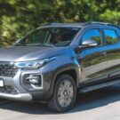 Fiat Strada cinza em movimento na estrada.