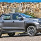 Fiat Strada parada em um morro.