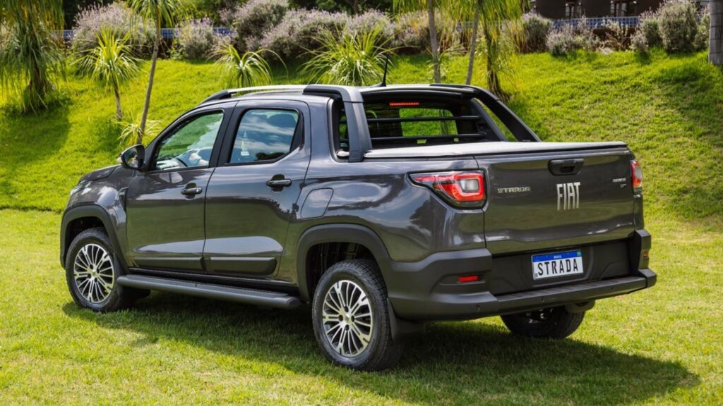 Traseira da Fiat Strada cinza escuro.