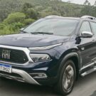 fiat toro azul na estrada
