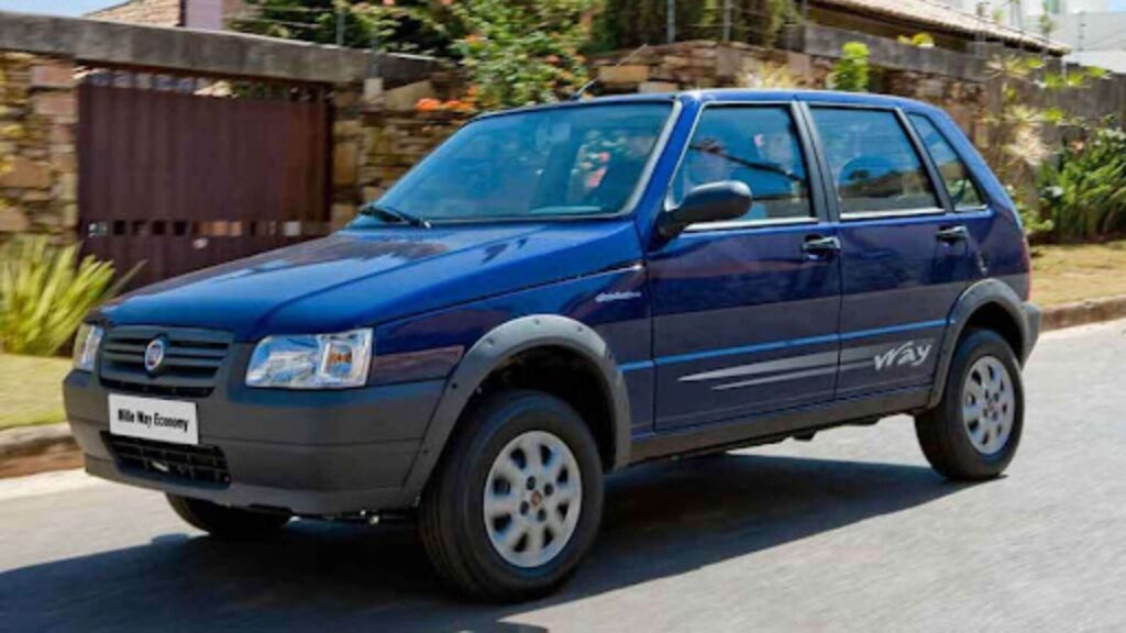 fiat uno way azul na estrada