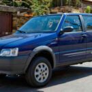fiat uno way azul na estrada