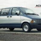 Ford Aerostar prata parado na diagonal.