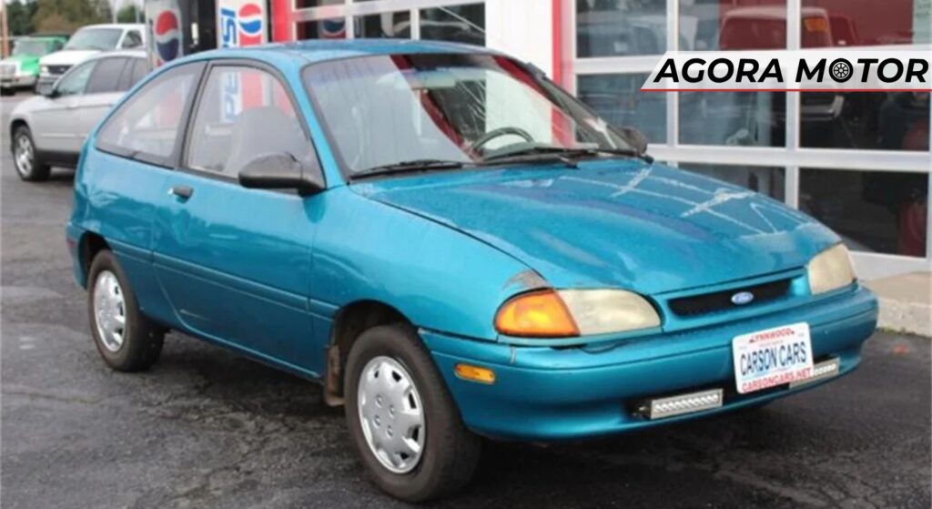Ford Aspire azul parado na diaognal.