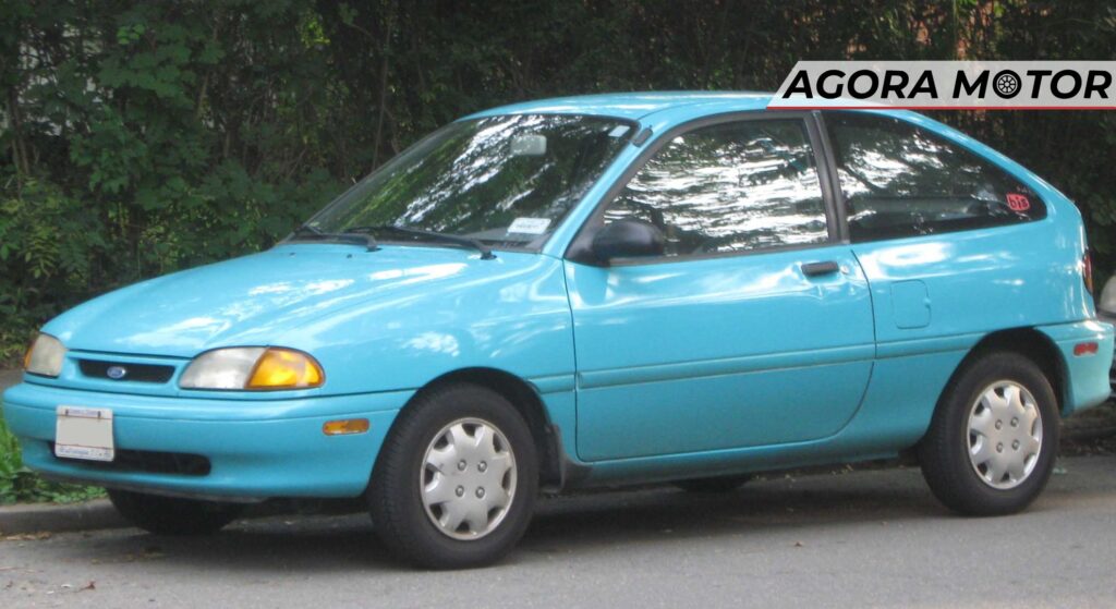 Ford Aspire parado de lado.