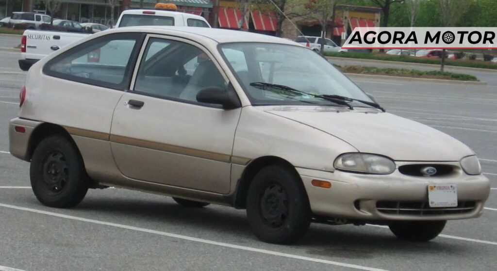 Ford Aspire prata parado na diagonal.