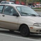 Ford Aspire prata parado na diagonal.