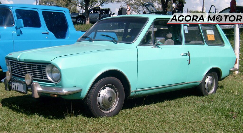 Ford Belina azul parado na diagonal.