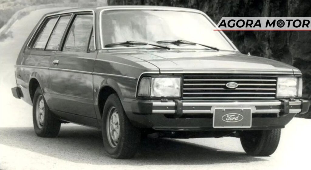 Ford Belina em preto e branco.