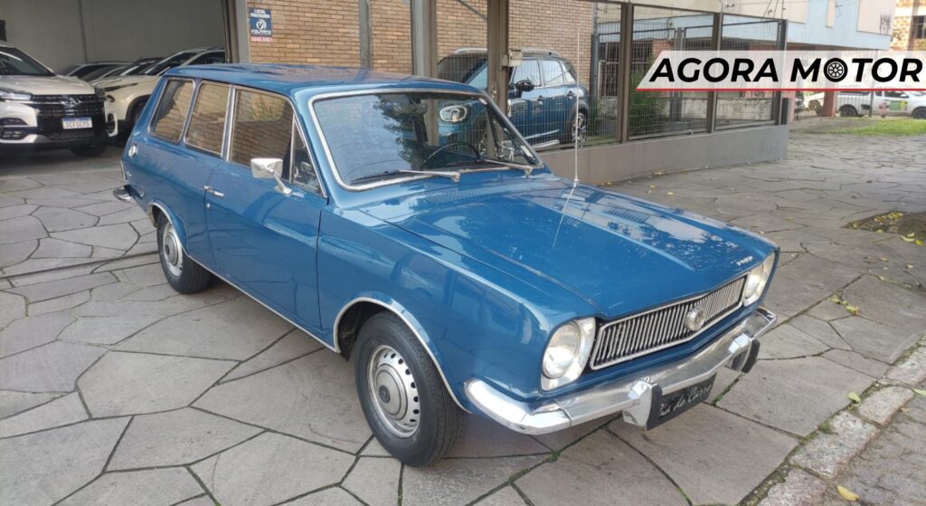 Ford Belina azul parado na diagonal.