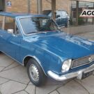 Ford Belina azul parado na diagonal.