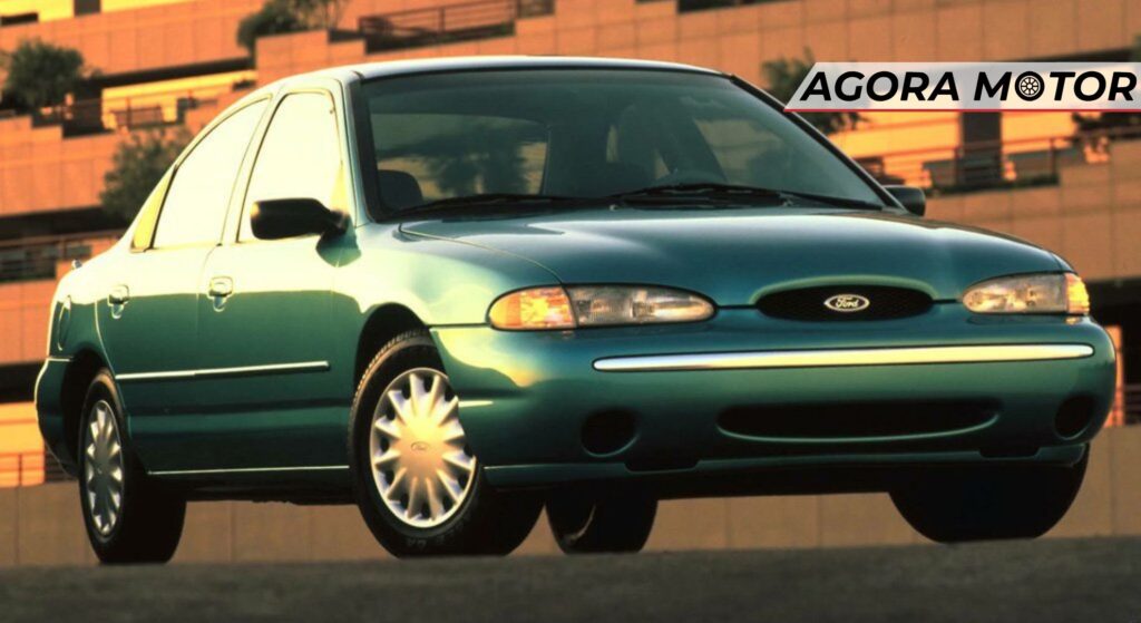 Ford Contour verde parado de frente.