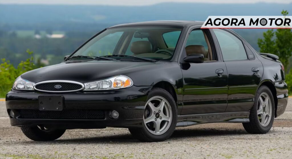 Ford Contour parado na diagonal.