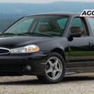 Ford Contour parado na diagonal.