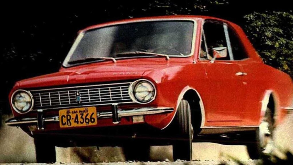 Ford Corcel 1 vermelho na estrada de terra.