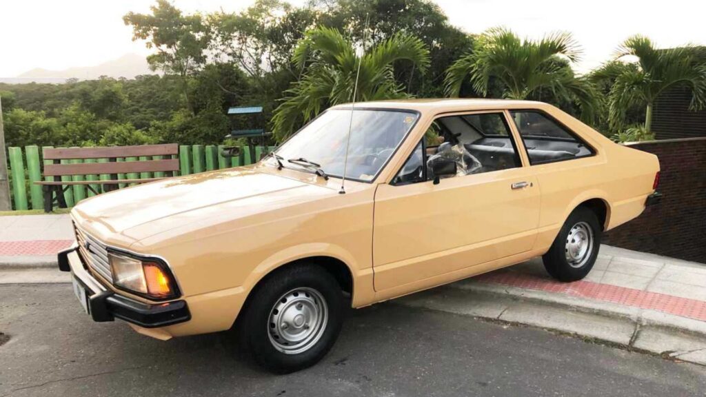 Ford Corcel 2 bege na diagonal.