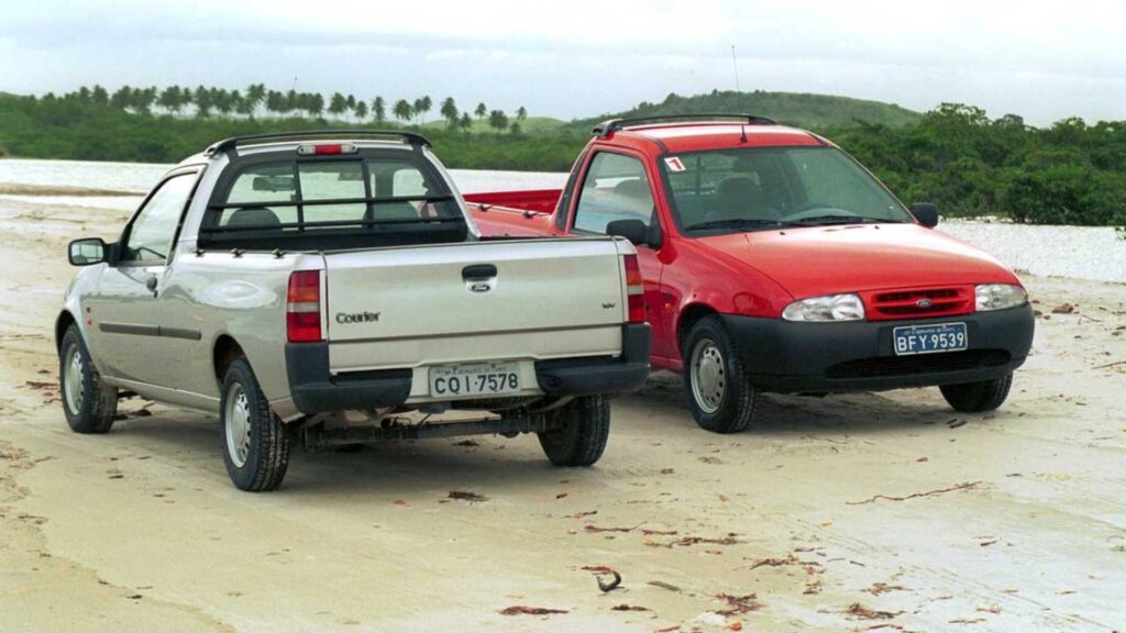 Duas Ford Courier na praia.