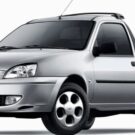 Ford Courier prata na diagonal em um fundo branco.