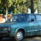 Ford Del Rey parado na diagonal na estrada.