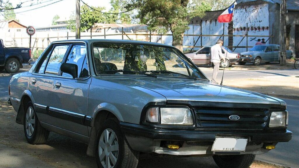 Ford Del Rey azul pardo na diagonal.