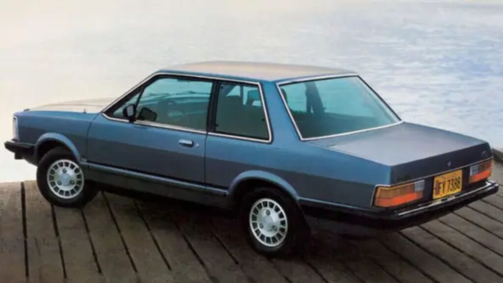 Ford Del Rey azul em cima de um pier.