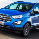 Ford EcoSport azul na estrada.