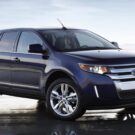 Ford Edge azul na diagonal.