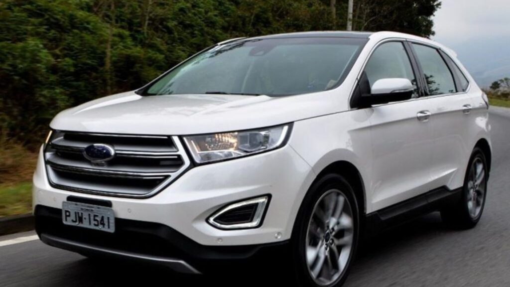 Ford Edge branco na estrada.