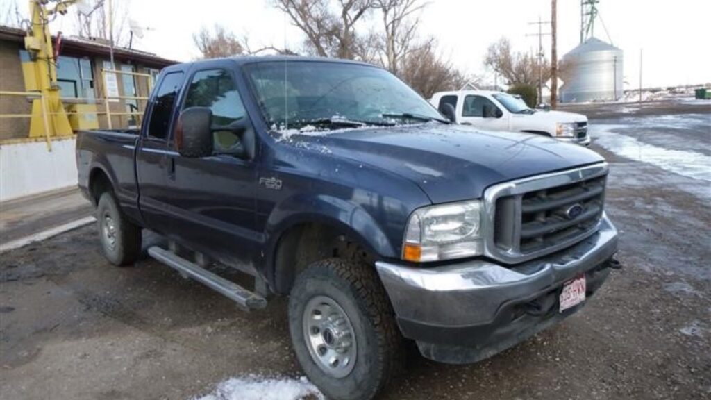 Ford F-250 preta na diagonal.