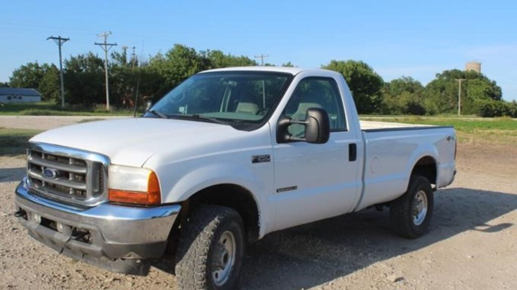 Ford F-250 branca na diagonal.