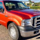 Ford F-250 laranja na diagonal.