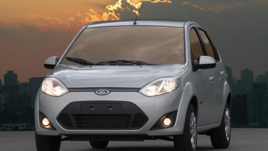 Ford Fiesta prata na diagonal.