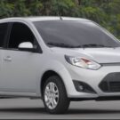 Ford Fiesta prata sedan na diagonal parado.