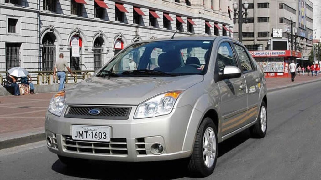 Ford Fiesta cinza na estrada.