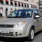 Ford Fiesta cinza na estrada.