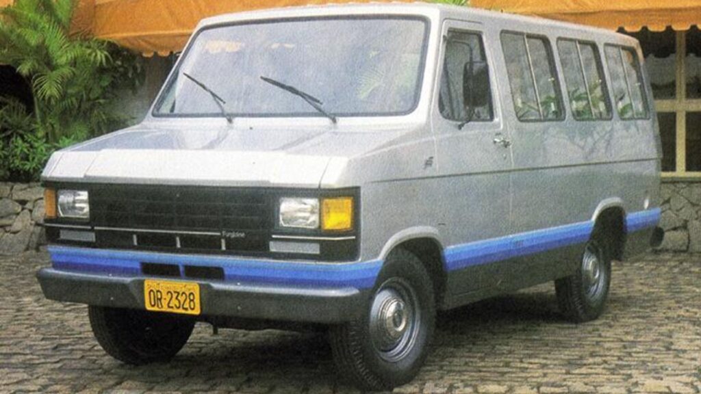 Ford Furglaine prata parada na diagonal.