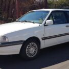 Ford Royale branco parado.