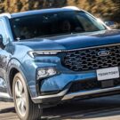 Ford Territory azul na estrada.