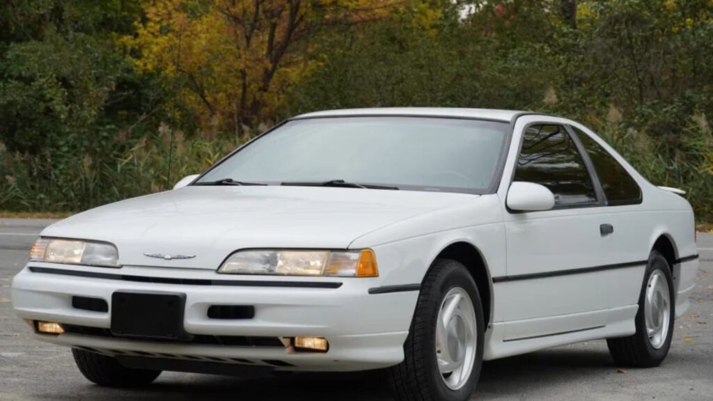 Ford Thunderbird branco parado na diagonal.