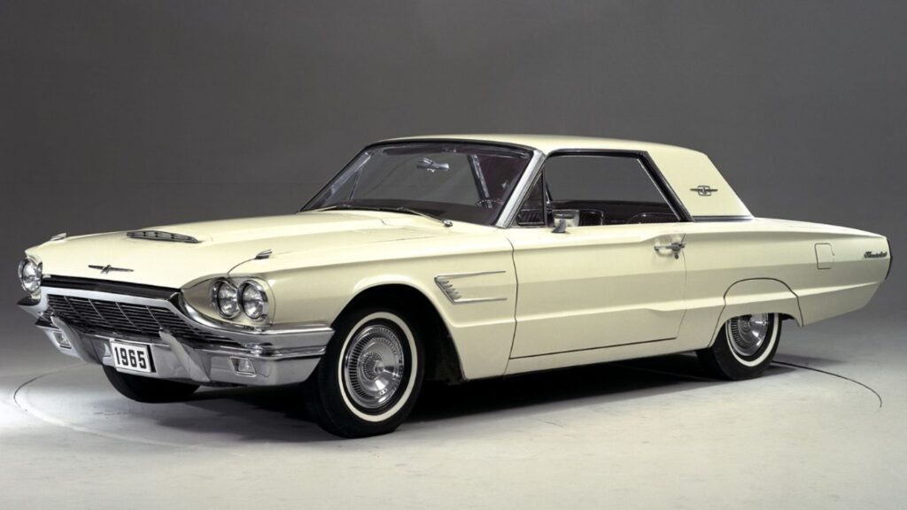 Ford Thunderbird amrelo na diagonal.