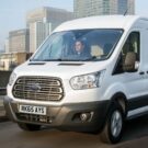 Ford Transit branco na estrada.