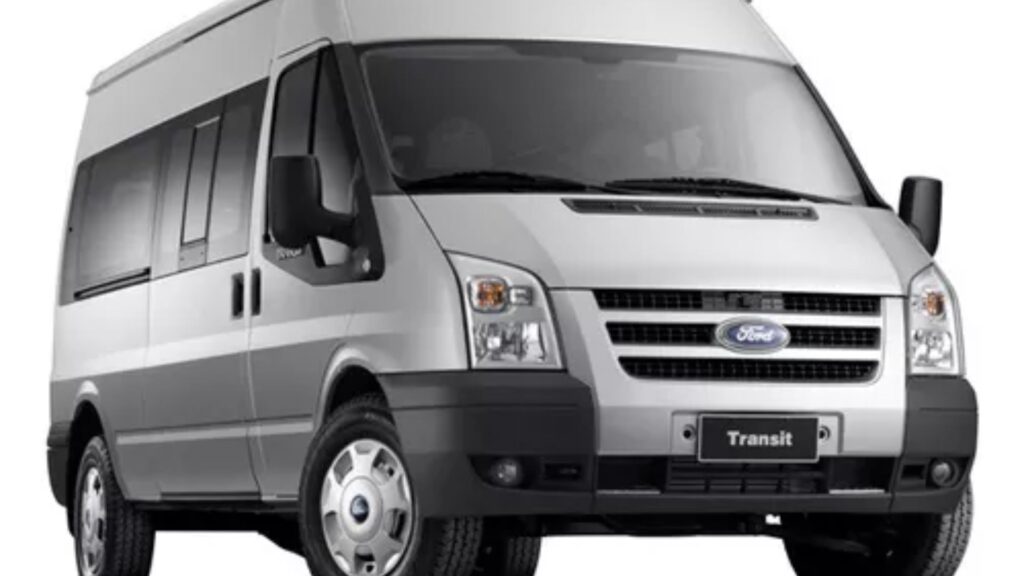 Ford Transit prata no fundo branco.
