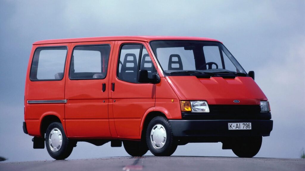 Ford Transit vermelha na diagonal.