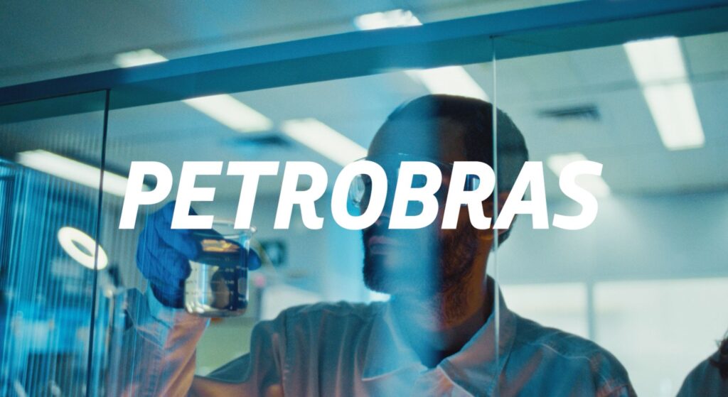 Petrobras fabricando gasolina.